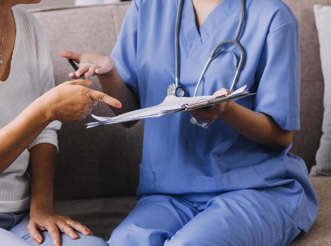 Mulher fazendo cursos de enfermagem no Brasil