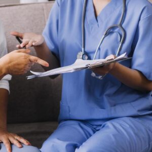 Mulher fazendo cursos de enfermagem no Brasil