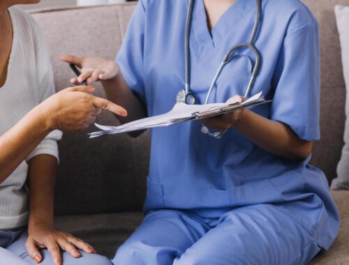 Mulher fazendo cursos de enfermagem no Brasil