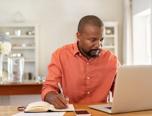 Homem estudando cursos com certificado no Brasil