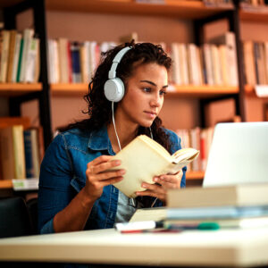 Mulher estudando Cursos gratuitos no Senac