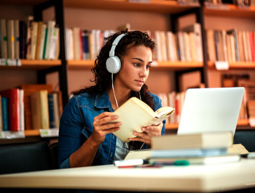 Mulher estudando Cursos gratuitos no Senac