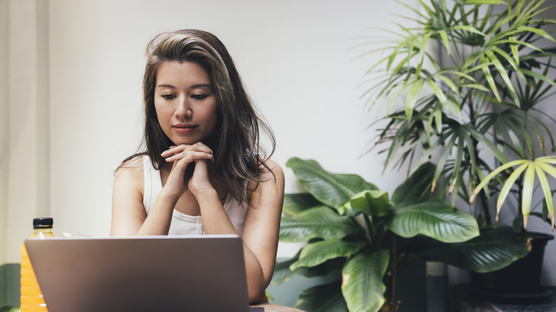 mulher fazendo cursos virtuais no Rio de Janeiro