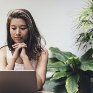 mulher fazendo cursos virtuais no Rio de Janeiro
